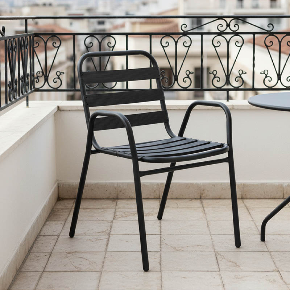 Πολυθρόνα Sussie στοιβαζόμενη μαύρο μέταλλο με φέτες αλουμινίου 45x62x76εκ - Image 2